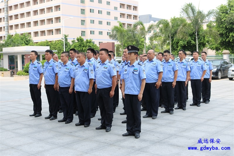 暖心小故事：社區(qū)保安獲業(yè)主捐款表揚(yáng)，獻(xiàn)出愛心的背后