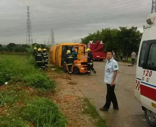 東莞鳳崗保安公司消息，校車側翻 一名小學女生無辜殞命