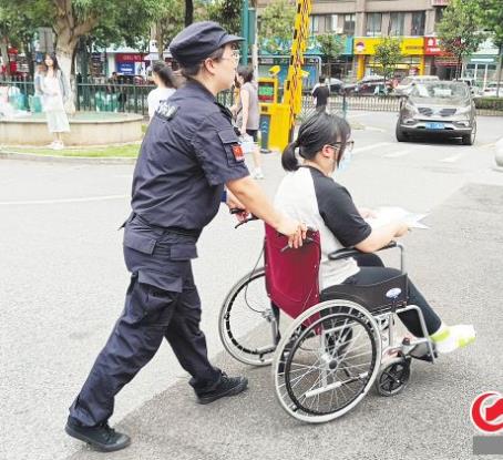 高考前女生腿受傷，女保安把輪椅推進考場